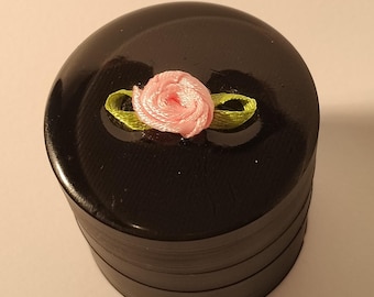 Molinillo de hierbas metálico con forma de rosa y detalle de flor rosa (50 mm)