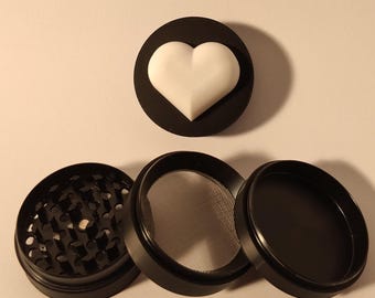 Molinillo Goth Heart – Molinillo de hierbas de metal negro (50 mm)