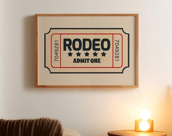 Może przedstawiać: Wydrukowany i oprawiony w ramę bilet w stylu vintage na rodeo. Bilet jest beżowy z czerwonym i czarnym tekstem, który brzmi "RODEO" z pięcioma gwiazdkami i "ADMIT ONE". Numer biletu to 7049281.