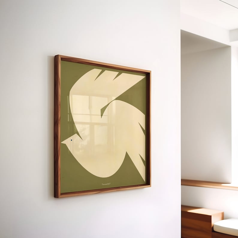 Puede incluir: Una impresi&oacute;n art&iacute;stica enmarcada con un dise&ntilde;o de paloma blanca sobre un fondo verde oliva. La obra de arte est&aacute; encerrada en un marco de madera marr&oacute;n oscuro y cuelga de una pared blanca. La ilustraci&oacute;n de la paloma es de estilo minimalista.