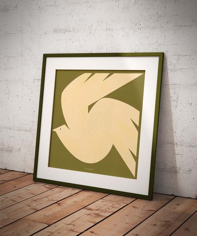 Puede incluir: Una impresi&oacute;n art&iacute;stica enmarcada que presenta una paloma estilizada en crema sobre un fondo verde oliva. La obra de arte est&aacute; enmarcada con un passe-partout blanco y un marco verde oscuro, apoyada contra una pared blanca texturizada y un suelo de madera.