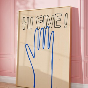 Pu&ograve; includere: Un poster beige con una mano blu disegnata in uno stile semplice. Il testo "HI FIVE!" &egrave; scritto in nero sopra la mano. Il poster &egrave; incorniciato in una cornice di legno chiaro.