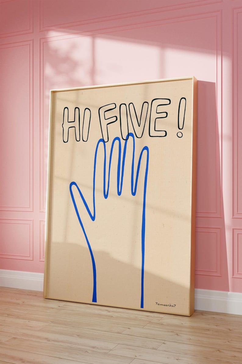 Pu&ograve; includere: Un poster beige con una mano blu disegnata in uno stile semplice. Il testo "HI FIVE!" &egrave; scritto in nero sopra la mano. Il poster &egrave; incorniciato in una cornice di legno chiaro.