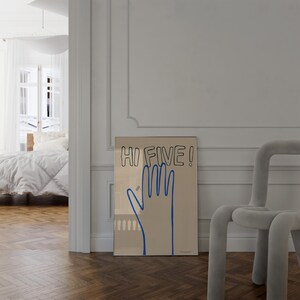 Pu&ograve; includere: Uno specchio marrone con un contorno blu di una mano che d&agrave; un high five e il testo "HI FIVE!" in nero.