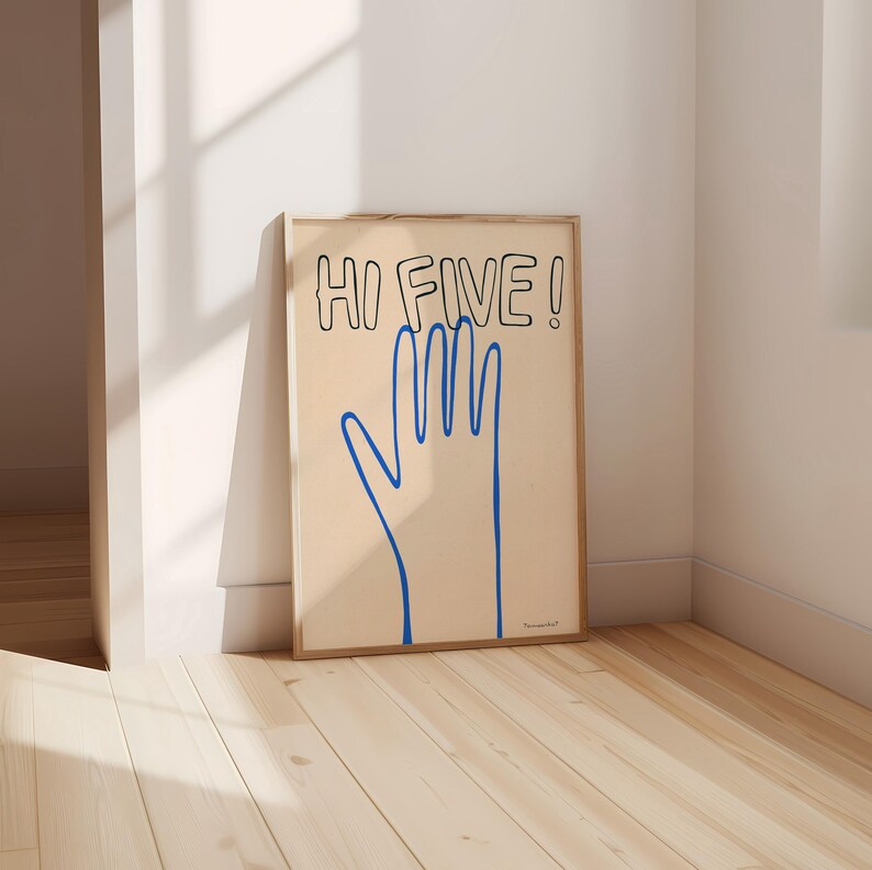 Pu&ograve; includere: Un poster incorniciato con uno sfondo marrone chiaro e un contorno di mano blu. Il testo "HI FIVE!" &egrave; scritto in nero sopra la mano.