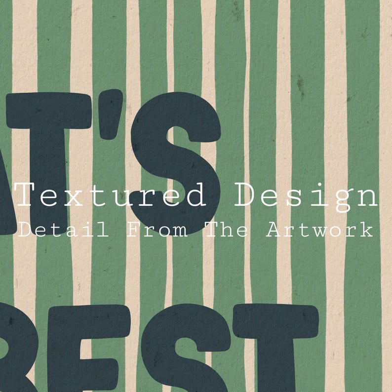 Puede incluir: Detalle de dise&ntilde;o texturizado de la obra de arte "That's the Rest". El texto est&aacute; en azul oscuro sobre un fondo de rayas verticales beige y verdes.