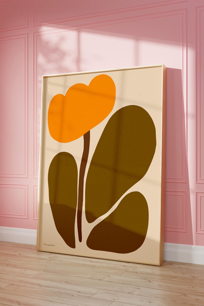 Peut inclure: Une impression d'art abstrait encadr&eacute;e repr&eacute;sentant une fleur stylis&eacute;e avec des p&eacute;tales orange et des feuilles brunes. Le fond est de couleur beige clair. L'impression est sign&eacute;e "remarkable" en bas &agrave; gauche.