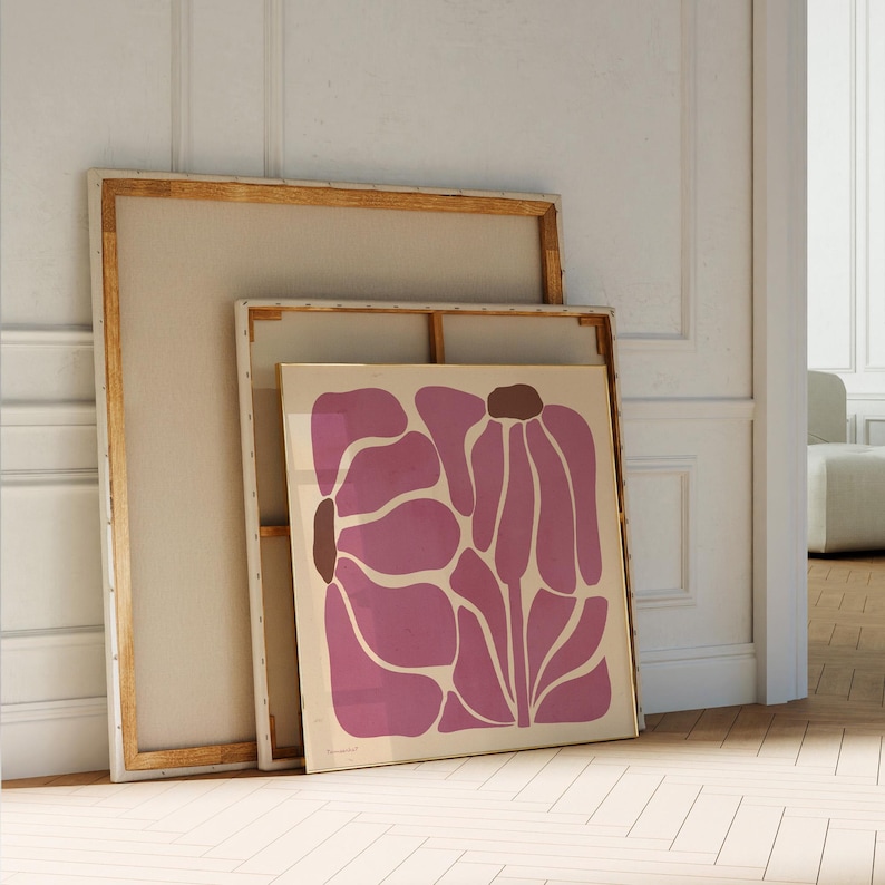 Pu&ograve; includere: Due stampe d'arte incorniciate, una sopra l'altra. La stampa superiore &egrave; un design floreale astratto rosa. La stampa inferiore &egrave; una tela bianca.