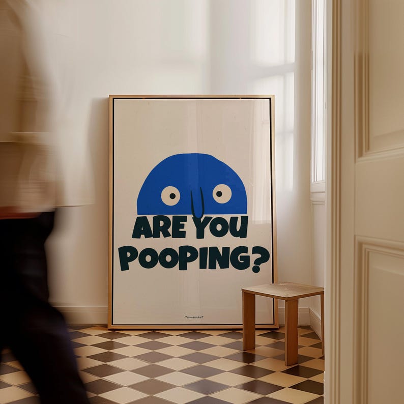 Op de afbeelding: Een ingelijste poster met een blauw cartoonfiguur met twee ogen en een neus. Het figuur kijkt over een witte achtergrond. De tekst op de poster luidt "Are you pooping?"