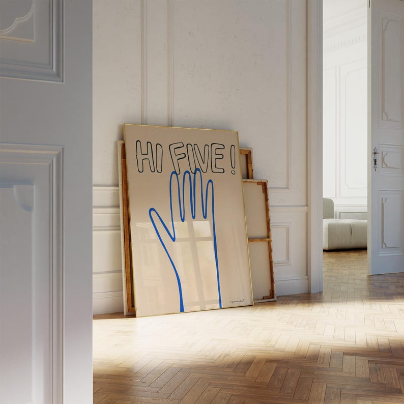 Pu&ograve; includere: Una stampa incorniciata con uno sfondo beige e un testo blu che dice "HI FIVE!" con una mano blu disegnata sul lato destro della stampa.