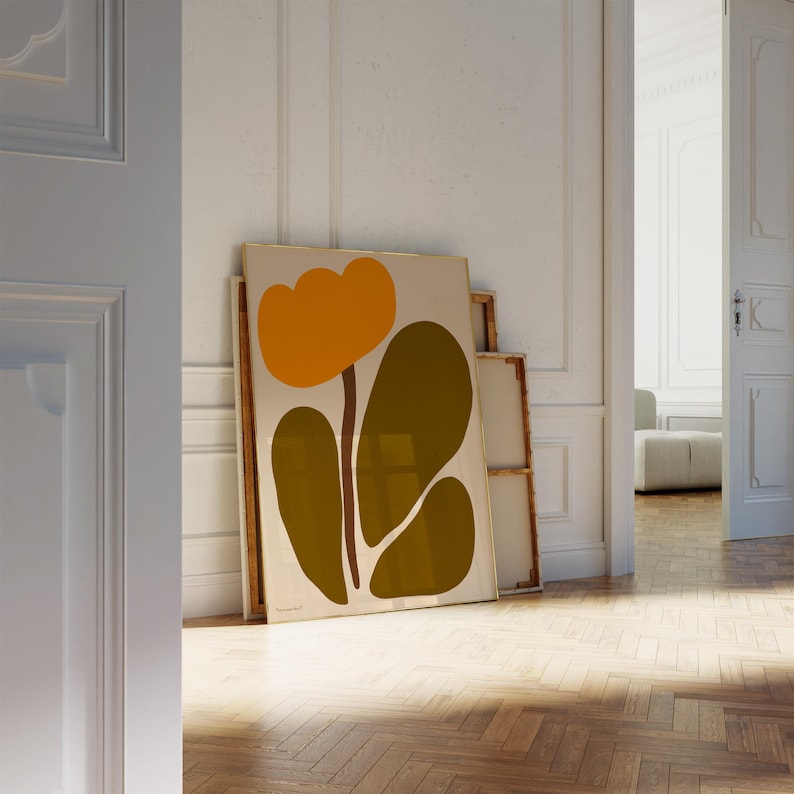 Peut inclure: Une impression abstraite encadr&eacute;e d'une fleur stylis&eacute;e avec des formes orange et vertes.