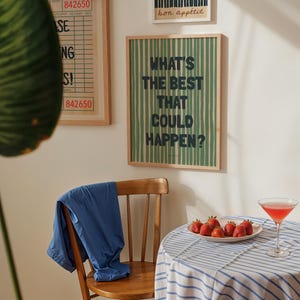 Puede incluir: Un p&oacute;ster a rayas verdes y blancas con el texto "What's the best that could happen?" en letras negras. El p&oacute;ster est&aacute; enmarcado en madera y colgado en una pared blanca.