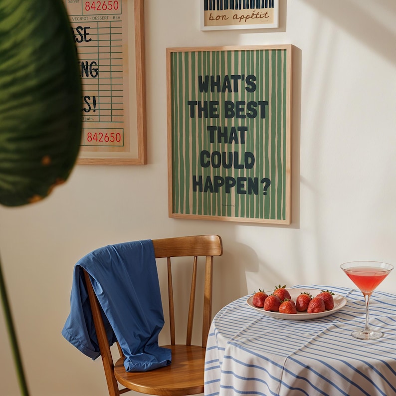 Puede incluir: Un p&oacute;ster a rayas verdes y blancas con el texto "What's the best that could happen?" en letras negras. El p&oacute;ster est&aacute; enmarcado en madera y colgado en una pared blanca.
