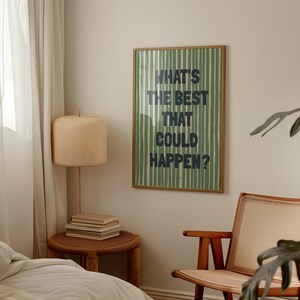 Puede incluir: Una impresi&oacute;n enmarcada con un fondo a rayas verde y blanco. El texto de la impresi&oacute;n dice "What's the best that could happen?"