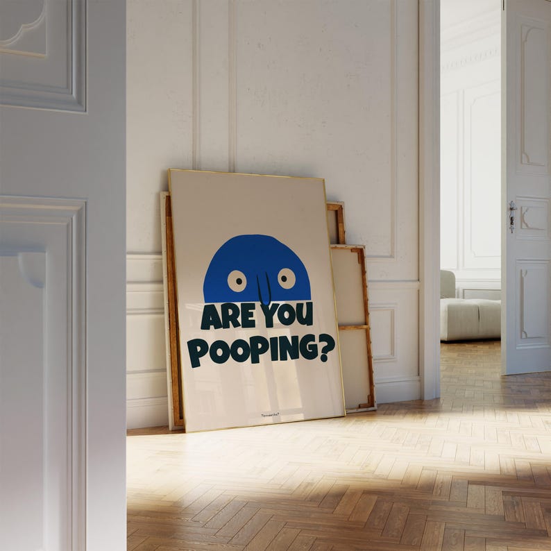 Op de afbeelding: Een witte poster met een blauw cartoon gezicht en de tekst "ARE YOU POOPING?" in zwart gedrukt.