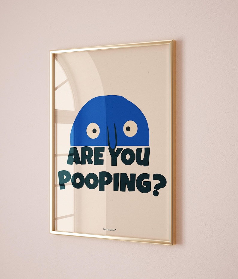 Op de afbeelding: Een ingelijst print met een blauw cartoonfiguur met grote ogen en de tekst "Are you pooping?" in zwarte letters.