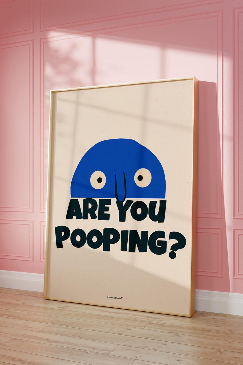 Op de afbeelding: Een ingelijste poster met een blauw cartoonfiguur met twee ogen en een neus. De tekst op de poster luidt "Are you pooping?" met het woord "poop" in grote, vetgedrukte letters.