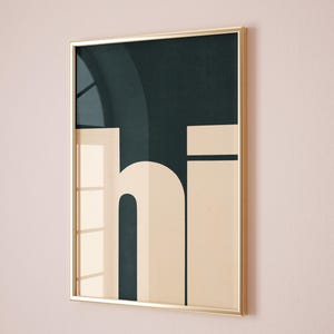 Op de afbeelding: Een ingelijst print met het woord "hi" in een geometrisch ontwerp. De letters zijn cr&egrave;mekleurig tegen een donkergroene achtergrond.