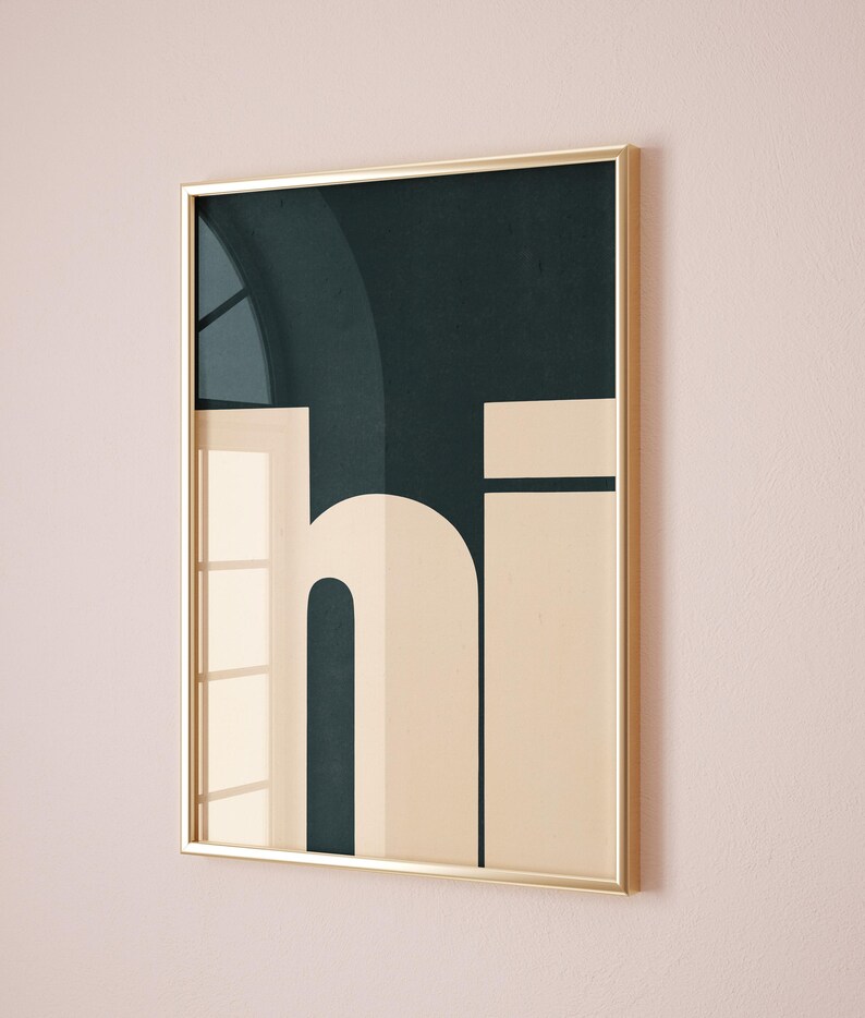 Op de afbeelding: Een ingelijst print met het woord "hi" in een geometrisch ontwerp. De letters zijn cr&egrave;mekleurig tegen een donkergroene achtergrond.