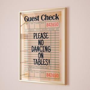 以下が含まれることがあります： ベージュの背景に黒い文字で「Please No Dancing On Tables!」と書かれた、ビンテージスタイルのゲストチェック。チェックの上部と下部には赤い数字「842650」が記載されています。