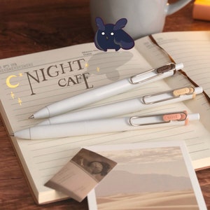 Uni-Ball One Gelstift - Night Cafe Individuals (0,38 mm und 0,5 mm) Milch Tee Kirsche Pistazie Brombeere Ganache Chai Latte Gelstifte
