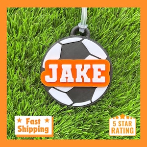 FUSSBALL TASCHENANHÄNGER • Fußball Geschenk • Fußball Namensschild • Perfektes Geschenk für Fußballspieler • Sport Taschenanhänger • Personalisierter Taschenanhänger