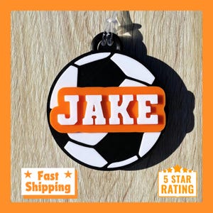 FUSSBALL TASCHENANHÄNGER • Fußball Geschenk • Fußball Namensschild • Perfektes Geschenk für Fußballspieler • Sport Taschenanhänger • Personalisierter Taschenanhänger