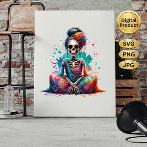 Op de afbeelding: Een digitaal product met een kleurrijke illustratie van een mediterend skelet versierd met bloemen. Het skelet zit in de lotushouding, gekleed in een bloemenjurk en sjaal. De afbeelding heeft een aquareleffect met levendige kleurspatten. De woorden "Digital Product", "SVG", "PNG" en "JPG" zijn zichtbaar.