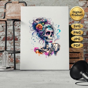 Puede incluir: Una ilustración digital colorida de una mujer calavera de azúcar con una flor en el pelo, sosteniendo una taza de café humeante. La calavera está decorada con detalles intrincados y colores vibrantes, incluyendo rosa, azul y verde. El fondo presenta salpicaduras de acuarela en tonos de rosa, azul y morado.