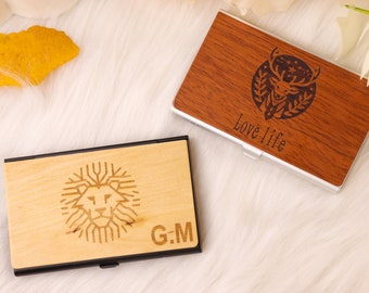 Tarjetero de madera personalizado con motivos tallados: elegante regalo de oficina con iniciales personalizadas