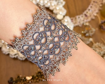 Armband i spets med frilor: Midnattssilver, pärlor, pärlemorspänne