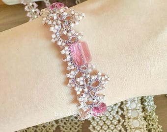 Armband i spets med frilor: Swarovski-kristaller, pärlemorknapp