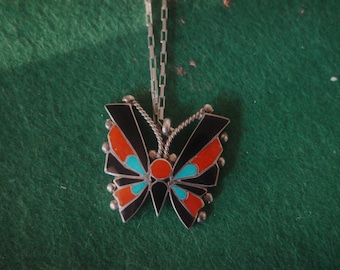 Collier papillon vintage en argent sterling attribué à des Zuni, incrustation de corail turquoise