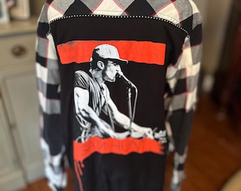 Upcycled Wrangler Flanell mit goldener Nietenborte & Sam Hunt Graphic Tee - Größe L