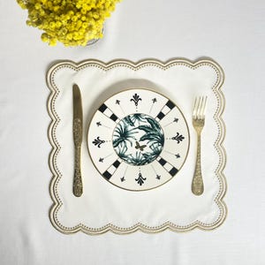 Puede incluir: Un juego de tres tazas de cerámica con acabado mate moteado. Las tazas son de color crema, gris claro y gris oscuro. Cada taza tiene un diseño simple y minimalista, ideal para café o té.