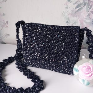 Handgefertigte gehäkelte Umhängetasche für Damen. Baumwolltasche mit Pailletten und Spitzenband. Geschenk für eine Frau. Tasche zum Feiern. Tasche für die Party.