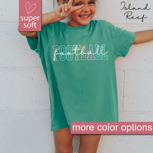 Comfort Colors® キッズ フットボール シャツ、キッズ フットボール ママ シャツ、ユース フットボール T シャツ、キッズ フットボール ゲームデー、キッズ T シャツ ユース フットボール シーズン