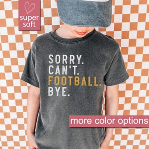 Koszulka dziecięca Comfort Colors® Football, koszulka młodzieżowa Sorry Can't Football Bye, koszulki piłkarskie dla dzieci, dzień meczu piłkarskiego, prezenty z koszulkami piłkarskimi dla dzieci