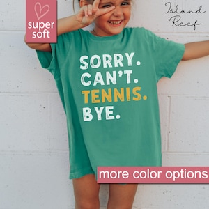 Camiseta Comfort Colors® Kids Sorry Can't Tennis Bye, presentes infantis de tênis para ela, presente de tênis para meninas jovens, presentes de camisetas do clube de tênis para crianças no dia do jogo