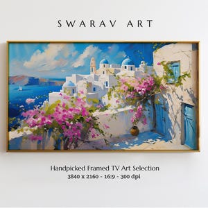 Puede incluir: Una pintura enmarcada que representa un edificio blanco con detalles azules, rodeado de flores rosas y una vista al mar. La pintura está en un marco dorado y tiene el texto "SWARAV ART" en la parte superior.