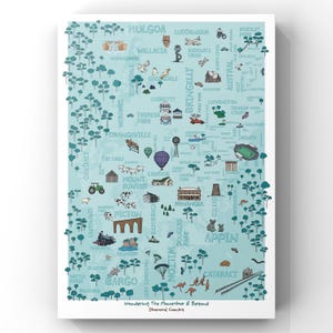 Op de afbeelding: Een turquoise kaartafdruk met illustraties van bezienswaardigheden, dieren en vervoer. De kaart bevat tekstlabels voor verschillende locaties, met de tekst "Wandering The Macarthur & Beyond Dharawal Country" onderaan.