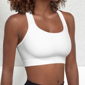 Op de afbeelding: Een witte sportbeha met racerback-ontwerp. De beha heeft een ronde hals en een brede band onder de borst.