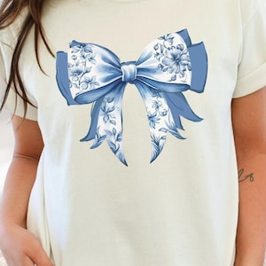 Toile De Jouy Coquette Bow Comfort Colors®, Blue Ribbon Sweatshirt, Girly Aesthetic Crewneck, Cute Coquette Bow Shirt, Toile Blue Bow Sweat