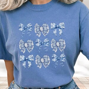 Toile De Jouy Coquette Bow Comfort Colors®, Blue Ribbon Sweatshirt, Girly Aesthetic Crewneck, Cute Coquette Bow Shirt, Toile Blue Bow Sweat