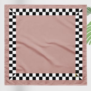 Schattige roze modieuze bandana met geruit patroon, accessoire voor dagelijks haar, haarcover voor dames in blush, stijlvolle stropdas en armband