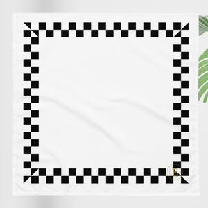 Schattige witte modieuze bandana met geruit patroon, accessoire voor dagelijks haar, dameskapsel in witte kleur, stijlvolle stropdas en armband