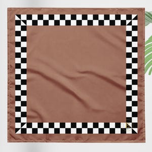 Leuke lichtbruine modieuze bandana met geruit patroon, accessoire voor dagelijks haar, haarcover voor dames in bruine kleur, stijlvolle stropdas en armband