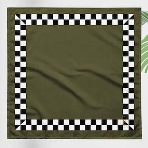 Leuke legergroene modieuze bandana met geruit patroon, alledaags haaraccessoire, dameskapsel in groene kleur, stijlvolle stropdas, armband
