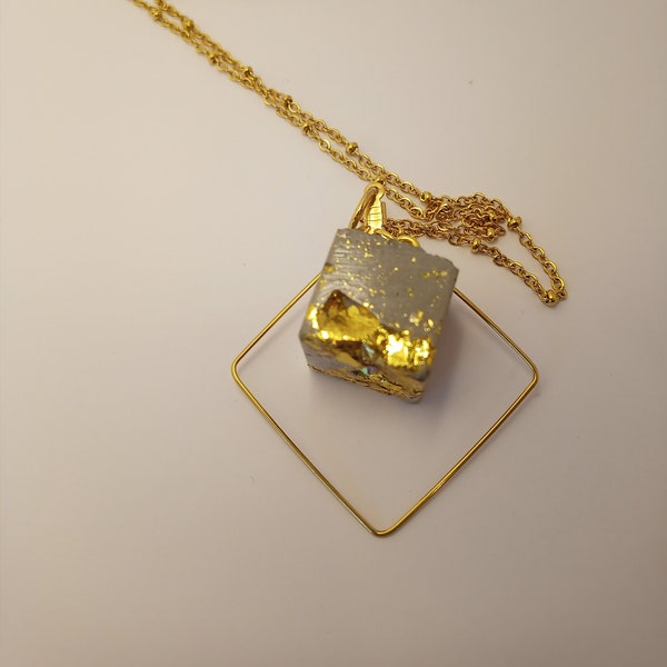 Collier long fantaisie acier inoxydable et pendentif cube en beton