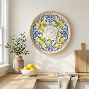 Reloj italiano con forma de limón, decoración de cocina en mayólica azul, acento de pared mediterráneo.